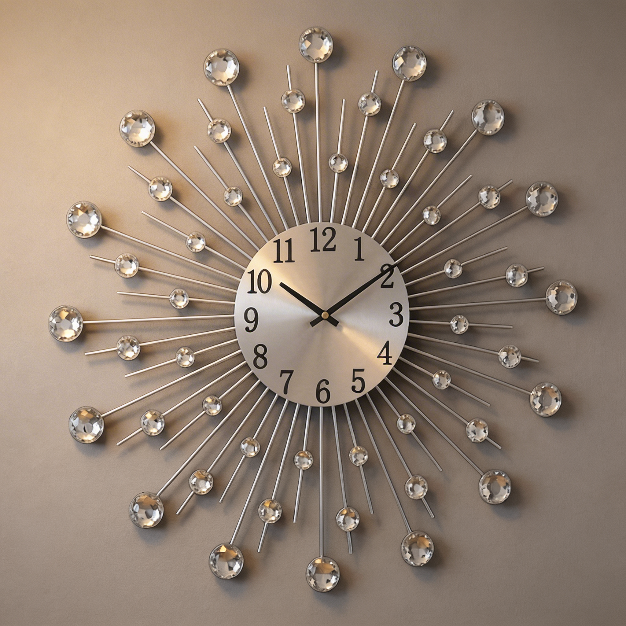 Moderne Wanduhr mit Kristallakzenten – Silbernes Design